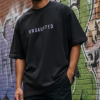 เสื้อยืดสตรีทแวร์ทรงโอเวอร์ไซส์ "Undaunted"
